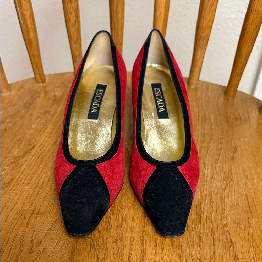 Vintage Escalade closed toed pumps